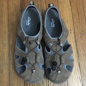 clarks wave swivel sandal